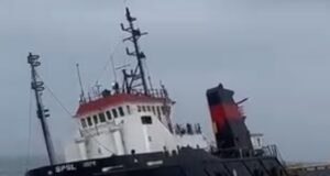 Un bateau chargé d’hydrocarbures retrouvé penché sur le côté dans les eaux de Cotonou