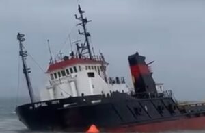 Un bateau chargé d’hydrocarbures retrouvé penché sur le côté dans les eaux de Cotonou