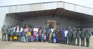 Opération de distribution de kits scolaires : le gouvernement soutient plus de 900 enfants de militaires décédés en mission