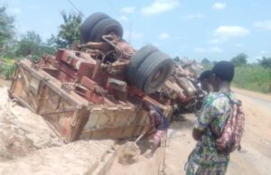 Grave accident à SE : une femme enceinte meurt sous le poids d’un camion chargé de sable