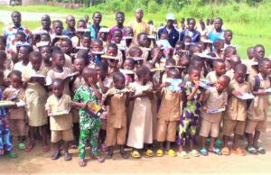 Distribution de kits scolaires aux meilleurs écoliers de l’EPP Kodji-Adohoun : l’œuvre humanitaire de Émile Hounnouvi qui soulage plusieurs parents