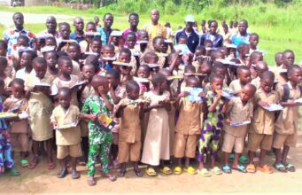 Distribution de kits scolaires aux meilleurs écoliers de l’EPP Kodji-Adohoun : l’œuvre humanitaire de Émile Hounnouvi qui soulage plusieurs parents