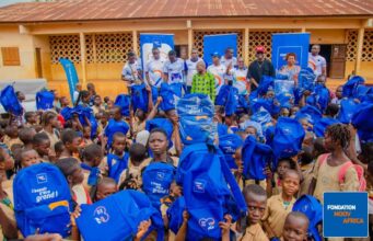 La Fondation Moov Africa lance sa Caravane de la rentrée à Abomey-Calavi : une centaine de kits scolaires distribués aux élèves de l’EPP Agassa-Godomey