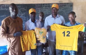 Don de lots d’équipements sportifs aux jeunes de Honhoué Kpétou : Norbert HOUNSI s’investit dans la promotion du sport roi à la base