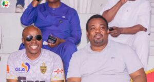 Play-offs de Moov Africa Ligue Pro au HALS de Cotonou : l’artiste ivoirien A’Salfo apporte son soutien au Président Sidikou Karimou