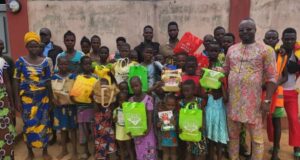 Distribution de kits scolaires : un acte de générosité de l’inspecteur Isidore Zandjou qui donne du sourire à plusieurs écoliers de Doutou