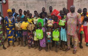 Distribution de kits scolaires : un acte de générosité de l’inspecteur Isidore Zandjou qui donne du sourire à plusieurs écoliers de Doutou