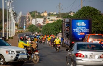 Moov Africa Bénin illumine les rues de Parakou à travers sa caravane Fidelis