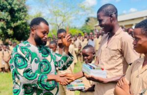 Don de kits scolaires dans 11 collèges de Bopa et Houéyogbé : l’association PED présidée par le jeune Pacôme Sossouvi impulse une saine émulation au sein des apprenants