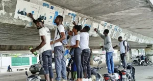 Interdiction des affichages publicitaires anarchiques dans les communes du Grand Nokoué : le gouvernement annonce des mesures répressives