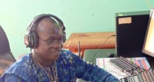 XOJLA WEMA DO XWELAGBÉMÈ » et « AMU NIN » : Bernard Dinla célèbre les 4 ans de sa revue de presse en Xwelagbé