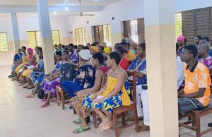 Conférence-débat au CAEB de Lokossa : Modeste Agbikossi et son roman « L’Amour à l’Épreuve du Fâ » embrasent et édifient les apprenants