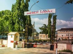 Écharpes, badges et insignes : les nouveaux députés retirent leurs attributs