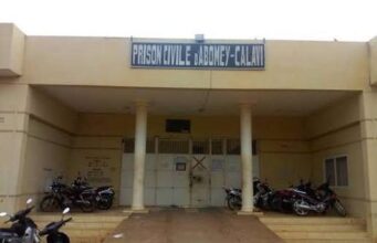 Abomey-Calavi : soupçonné d’escroquerie sur un détenu, le surveillant chef de la prison arrêté