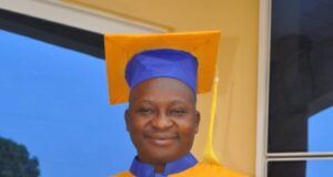 Université de Parakou : Rémi Sounouvi reçoit son diplôme de Master 2 et arbore fièrement sa toge d’expert en commande publique