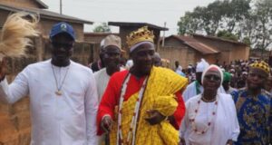 Commémoration du 25e anniversaire du décès de l’illustre Sossa Guèdèhounguè : l’Honorable Isidore Zandjou salue la mémoire d’un bâtisseur et présente ses civilités à Sa Majesté Agassa Guèdèhounguè