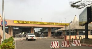 Trafic de passeports à l’aéroport de Cotonou : deux policiers et plusieurs complices écroués par la CRIET