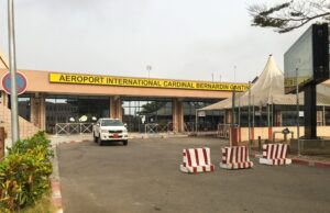 Trafic de passeports à l’aéroport de Cotonou : deux policiers et plusieurs complices écroués par la CRIET