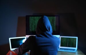 Cybercriminalité au Bénin : 56 suspects arrêtés à Comé et dans plusieurs villes, des véhicules et un arsenal informatique saisis