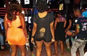 Bénin : une travailleuse du sexe confisque le téléphone de son client après une partie de jambes en l’air au tarif révisé