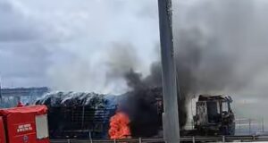 Un camion chargé d’allumettes s’embrase sous l’échangeur de Godomey