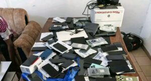 Opération policière à Porto-Novo : 25 individus arrêtés avec 769 téléphones et 6 tablettes