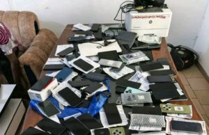 Opération policière à Porto-Novo : 25 individus arrêtés avec 769 téléphones et 6 tablettes