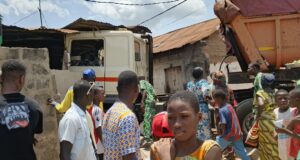 Frayeur à Lokossa : un poids lourd termine sa course dans une habitation au grand carrefour