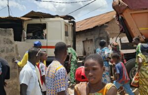 Frayeur à Lokossa : un poids lourd termine sa course dans une habitation au grand carrefour