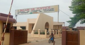 Tribunal de Cotonou : une femme vole 46 millions à son époux pour son ex-mari, qui l’escroque et disparaît