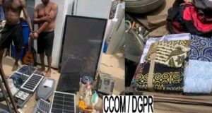 Godomey : 02 individus trahis par un lampadaire solaire et une caméra volés