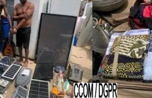 Godomey : 02 individus trahis par un lampadaire solaire et une caméra volés
