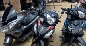Le commissariat de Godomey nettoie Calavi : 4 jours de chasse, 3 motos sauvées, 3 individus arrêtés et 1 policier blessé