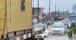 Alerte trafic à Abomey-Calavi : les inondations paralysent trois grands axes, le ministère propose une déviation