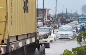 Alerte trafic à Abomey-Calavi : les inondations paralysent trois grands axes, le ministère propose une déviation
