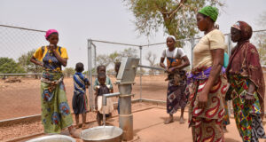 Accès à l’eau potable en milieu rural : le gouvernement lance 130 forages à gros débit dans 9 départements