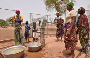 Accès à l’eau potable en milieu rural : le gouvernement lance 130 forages à gros débit dans 9 départements