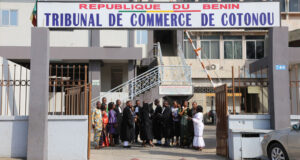 Tribunal de commerce : 2 étudiants Béninois en Europe réclament 30 millions de FCFA à une banque et un intermédiaire pour des virements d’études bloqués