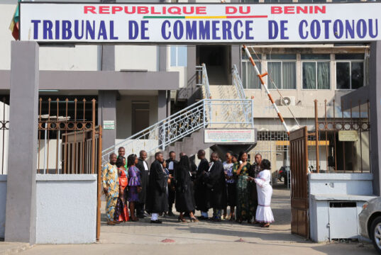 Tribunal de commerce : 2 étudiants Béninois en Europe réclament 30 millions de FCFA à une banque et un intermédiaire pour des virements d’études bloqués