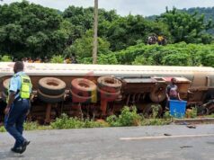 Bénin : un camion-citerne finit dans le ravin, les riverains sortent les bidons