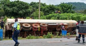 Bénin : un camion-citerne finit dans le ravin, les riverains sortent les bidons