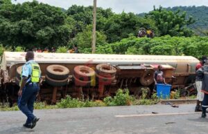 Bénin : un camion-citerne finit dans le ravin, les riverains sortent les bidons