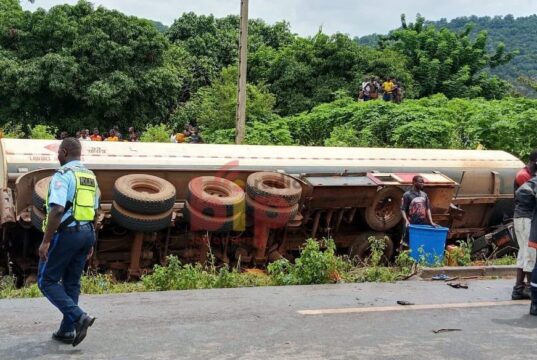 Bénin : un camion-citerne finit dans le ravin, les riverains sortent les bidons