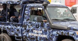 « Illuminati », soutane noire, bible maçonnique, faux dollars… : le kit très mystique et insolite de 3 « gaymen » arrêtés à Dogoudo