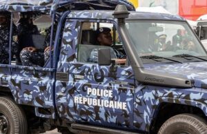 « Illuminati », soutane noire, bible maçonnique, faux dollars… : le kit très mystique et insolite de 3 « gaymen » arrêtés à Dogoudo